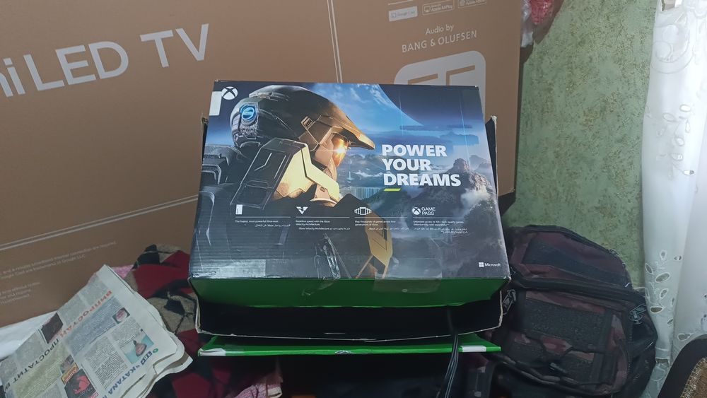 Xbox series x, 2 joysticks, 1Tb.