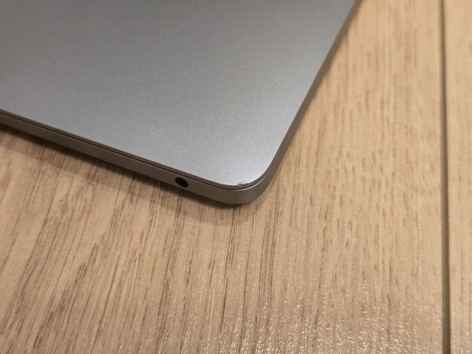 Macbook air 13 инча, M1, 21 цикъла на батерията