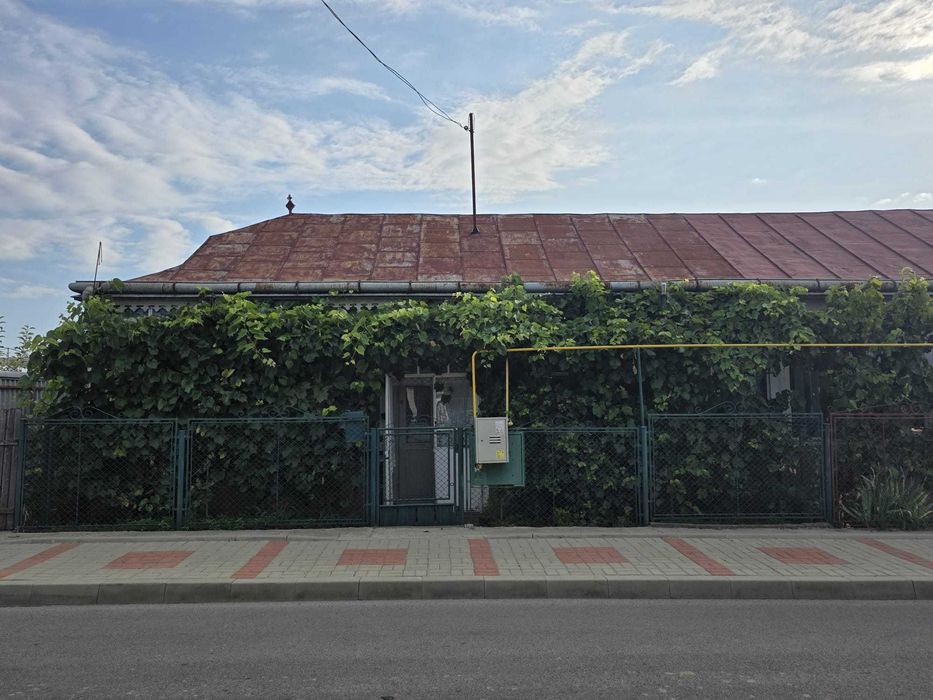 Casă în oraș, cu teren, de vânzare