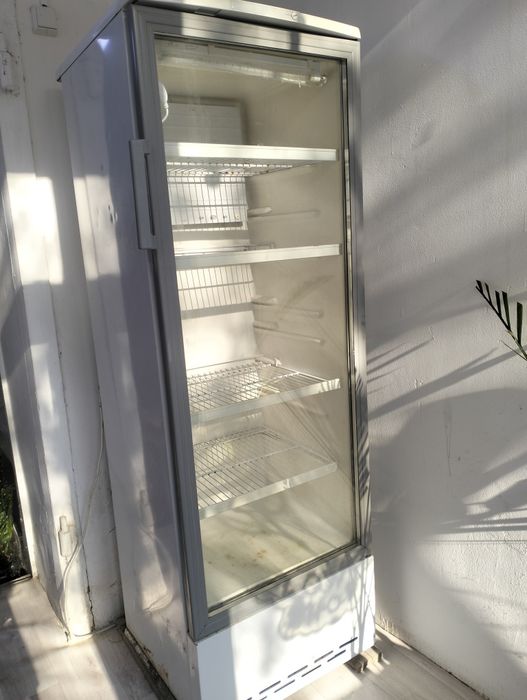 Холодильник витринный бирюса