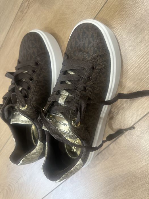 Продам  новые кроссы