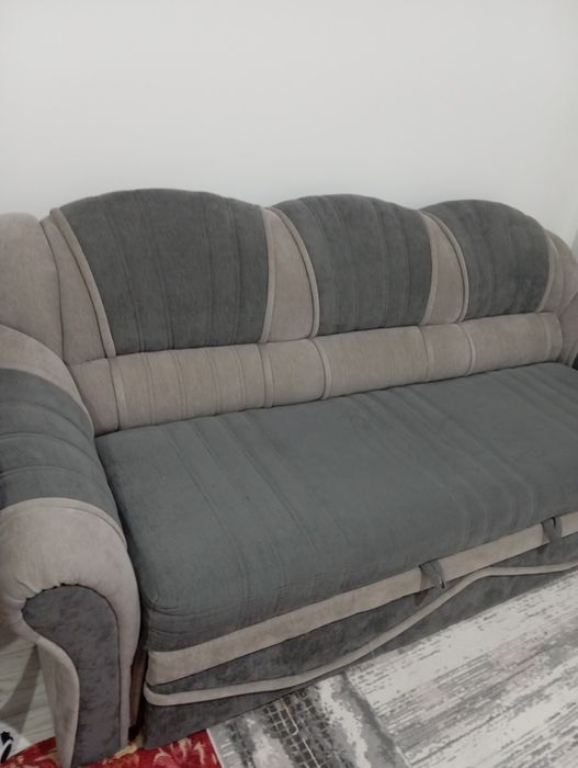 Диван вместе с креслом.