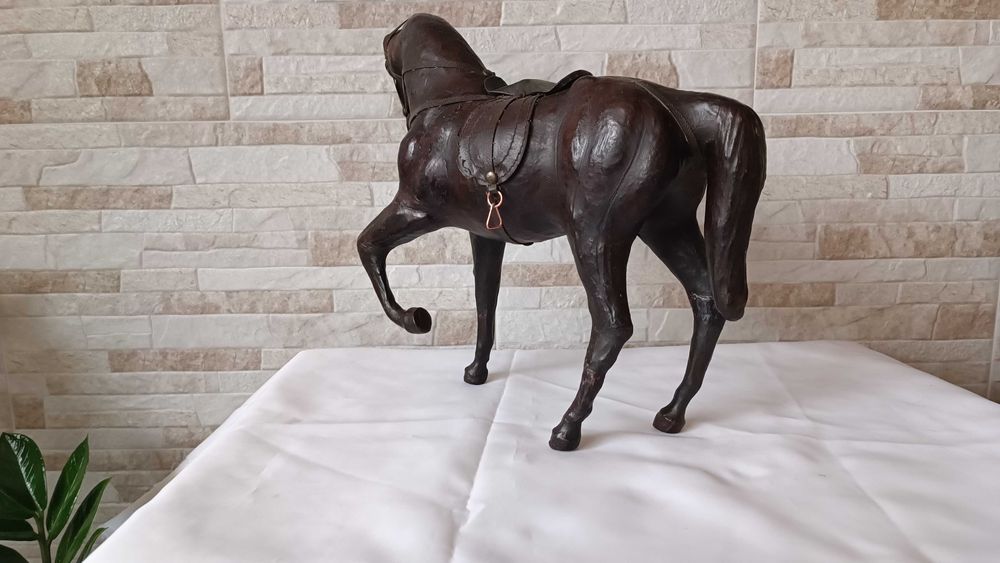 Стара фигура на кон - естествена кожа - 30/32см