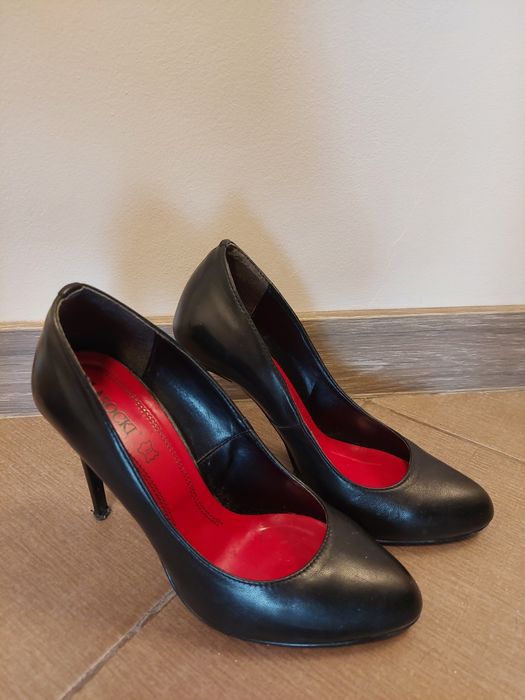 Обувки LASOCKI черни