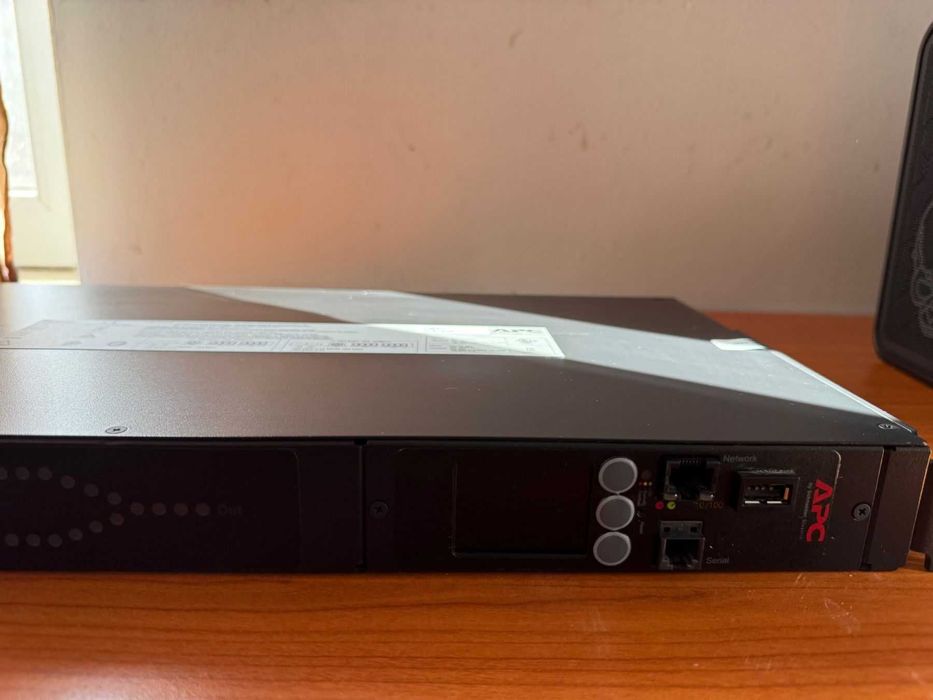 APC AP4423 автоматичен превключвател на захранване (ATS)