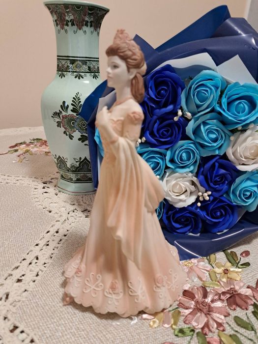 Продават се порцеланови фигури