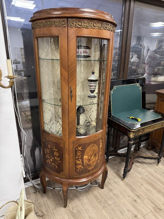 Vitrina din lemn masiv cu intarsii si ornamente bronz