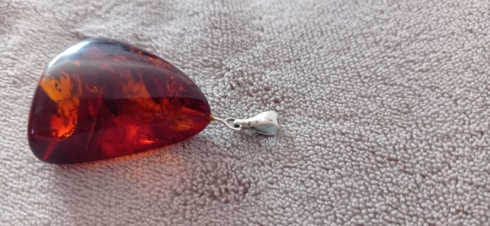 Pandantiv din chihlimbar de 4 cm, cu verigă din argint