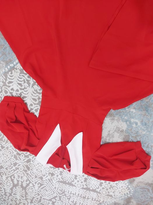 Красивое красное платье