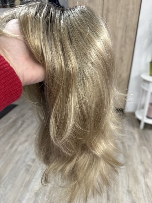 Peruca lungime medie,in stare f buna.