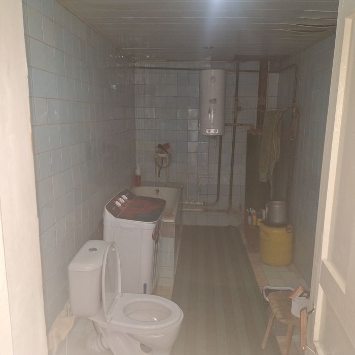 Шавот йулни 4.5кмида 1200 м/кв уйсатилади