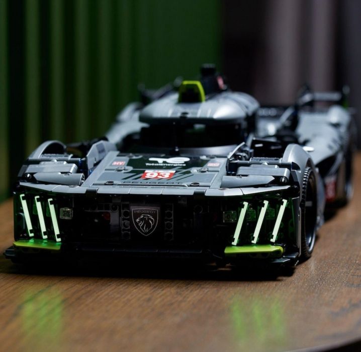Mașină tip Lego Technic Peugeot 42156