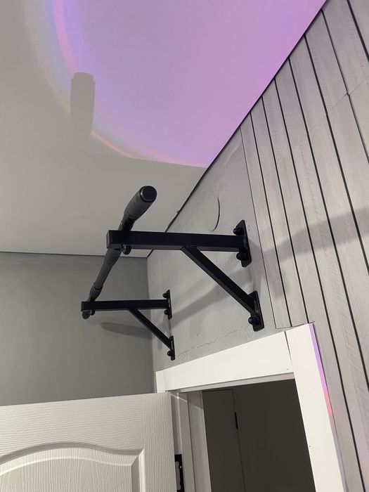 Турник навестной черный