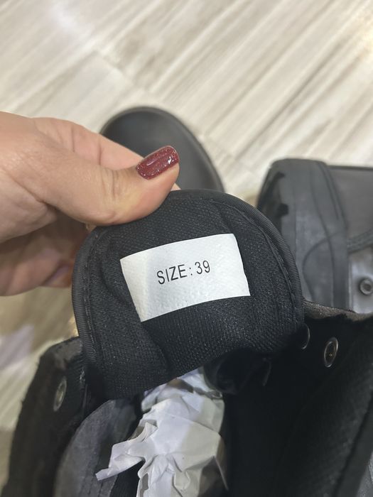 Чисто нови черни кубинки,само пробвани. Номер 39,но отговярят на 38.