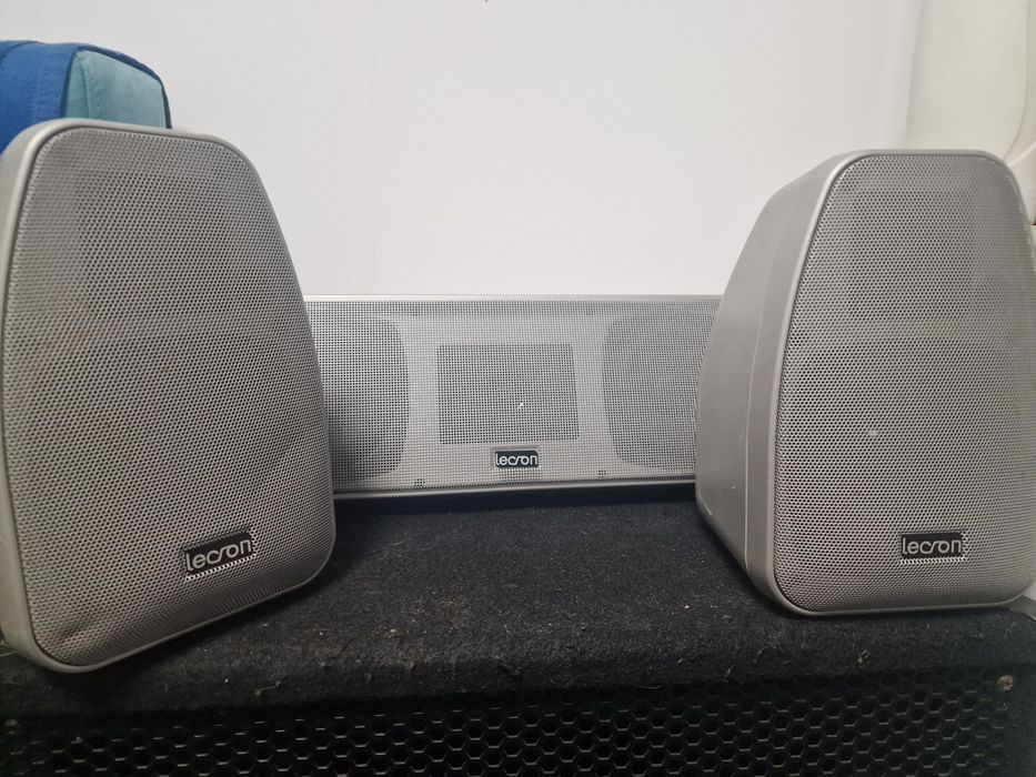 Vand 2 boxe cu un mic subwoofer Marca lecron  putere 20w