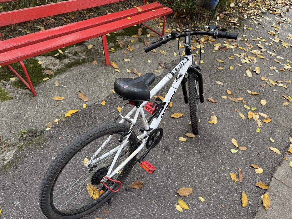 Bicicletă B’TWIN albă – MTB, roți de aproximativ 26