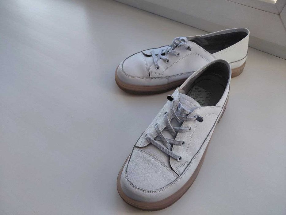 Кроссовки. Босоножки. Туфли