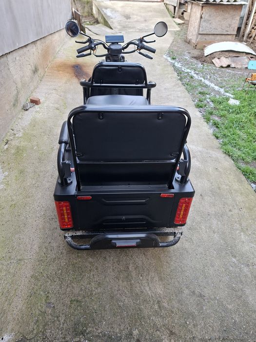 tricicletă electrică cu doua locuri