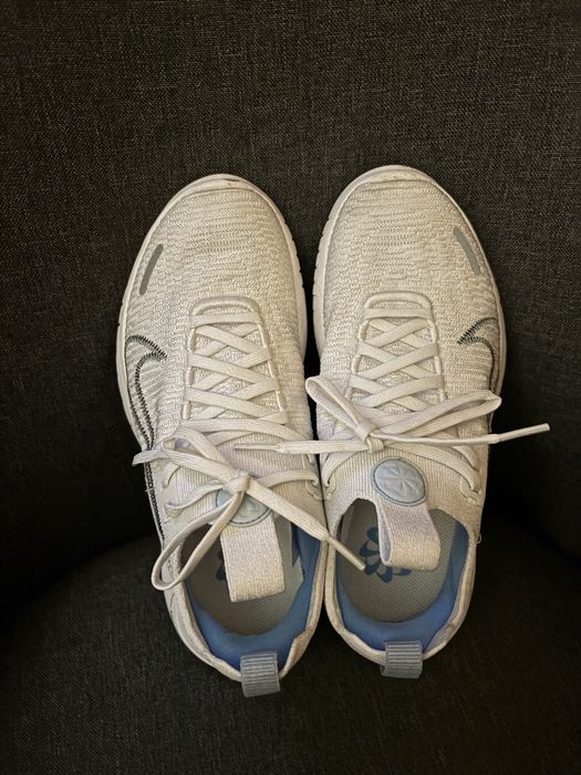 Продавам дамски маратонки Nike