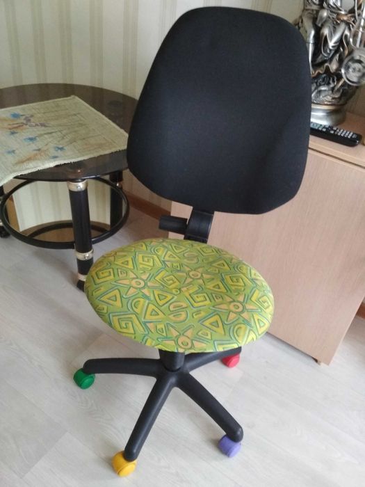 Стул  компьютерный,  в отличном  сост!