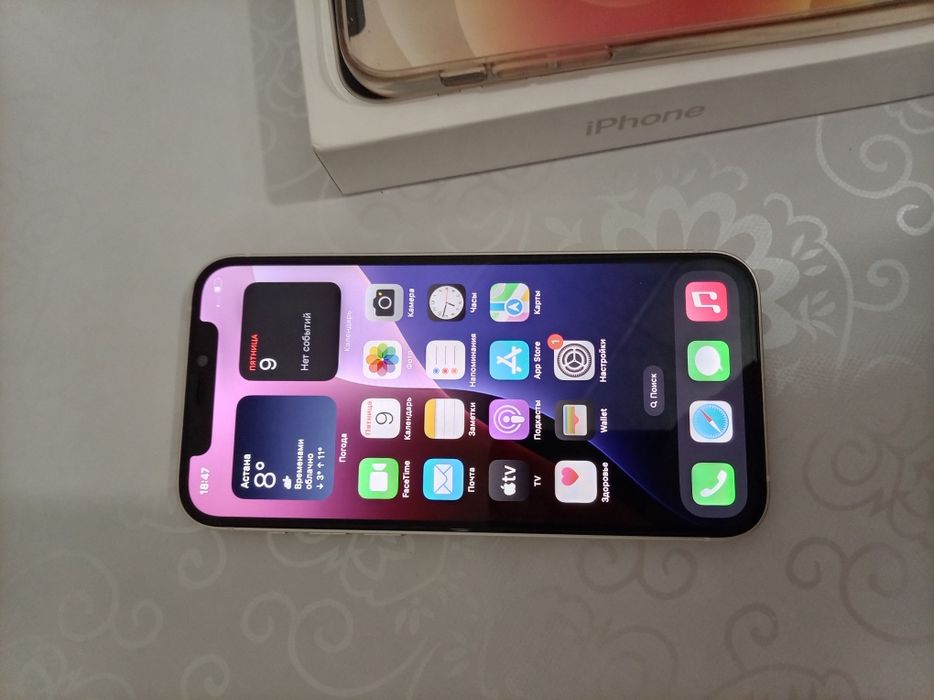 iPhone 12   память 64 гб работает отлично
