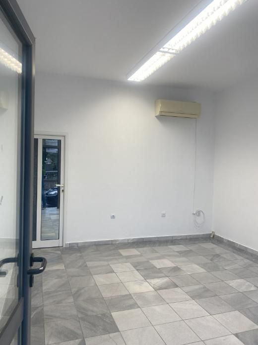 Дава се под наем Магазин в Пловдив, Кършияка - 24 кв.м за 325 € - Снимка #1