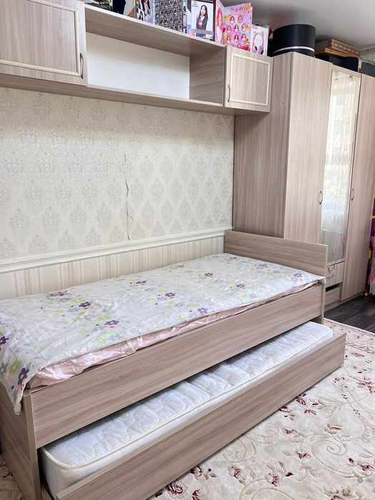 Шкаф и двухъярусный кровать