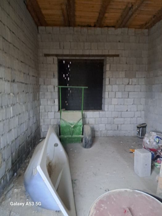 Участок с недостоенным домом