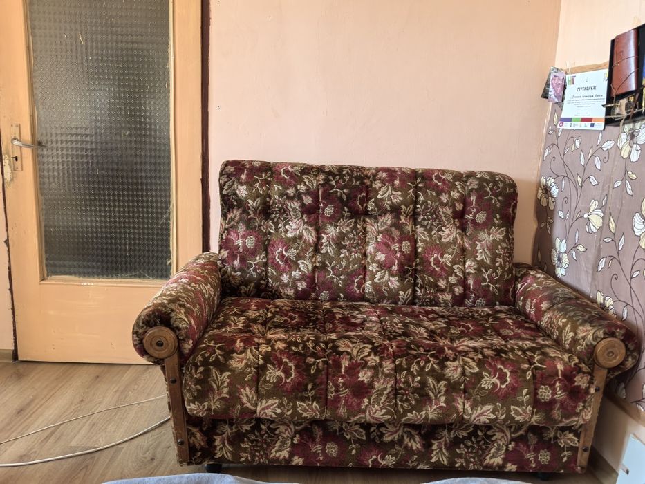 Разтегателен диван. здрав от едно време, качество.