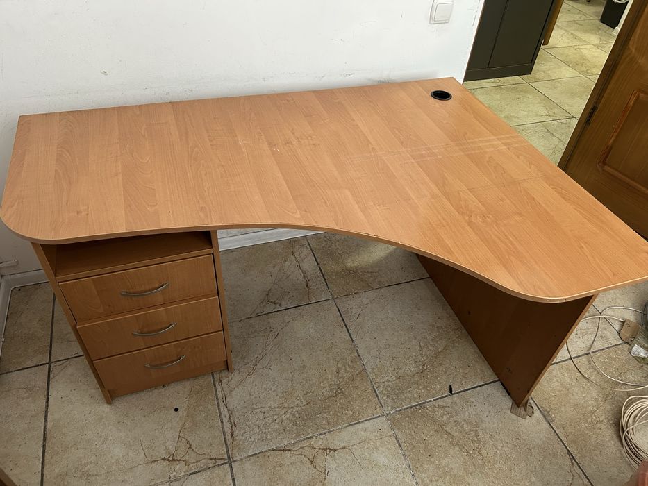 Продаем стол б/у