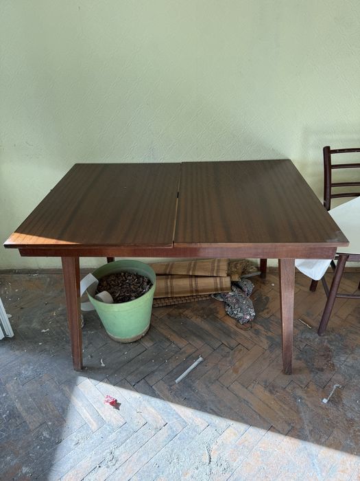 Страхотна стара и масивна маса