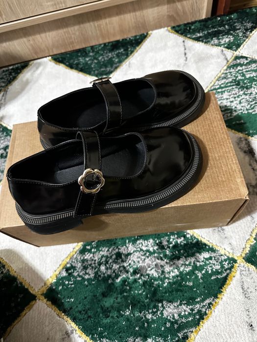 Продам туфли на девочку 36 размера черные. Стильные