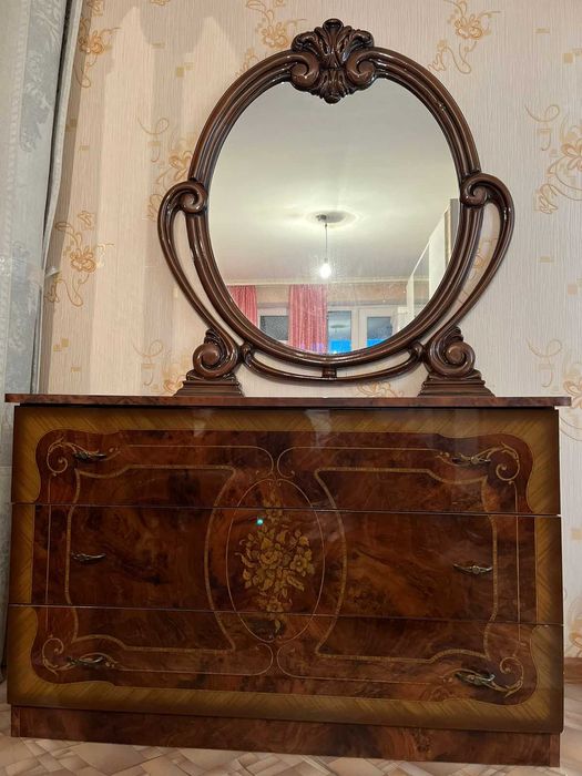 Комод с зеркалом