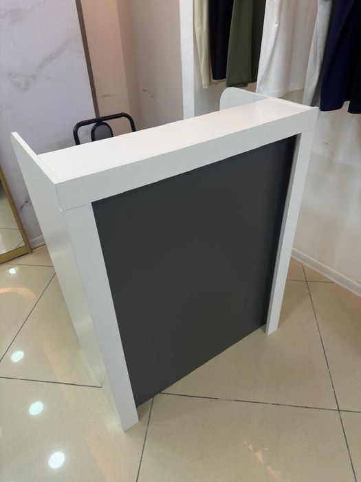 Стол ресепшен для магазина