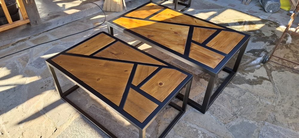 Холна маса от прахово боядисан профил и дърво