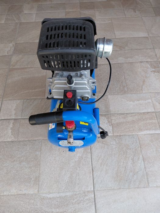 Vând compresor 24 L