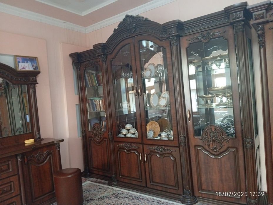 Yotoqxona mebeli va servant sotiladi