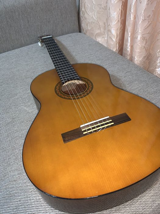 Продается гитара Yamaha C40