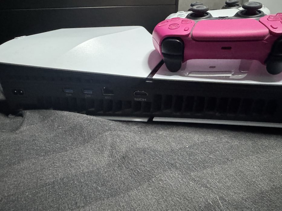 Ps 5 slim varianta cu disc in stare bună și prețul este  ușor negociabil si vine cu  manetele incluse