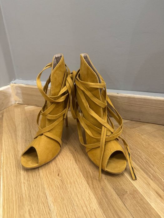 Sandale cu toc marimea 38 culoare mustar