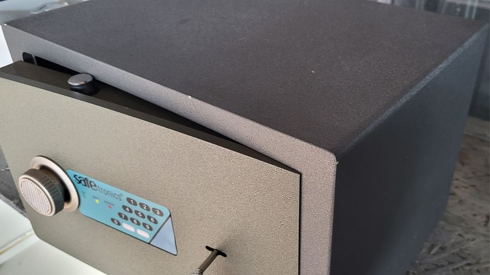 Взломостойкий сейф SAFETRONICS