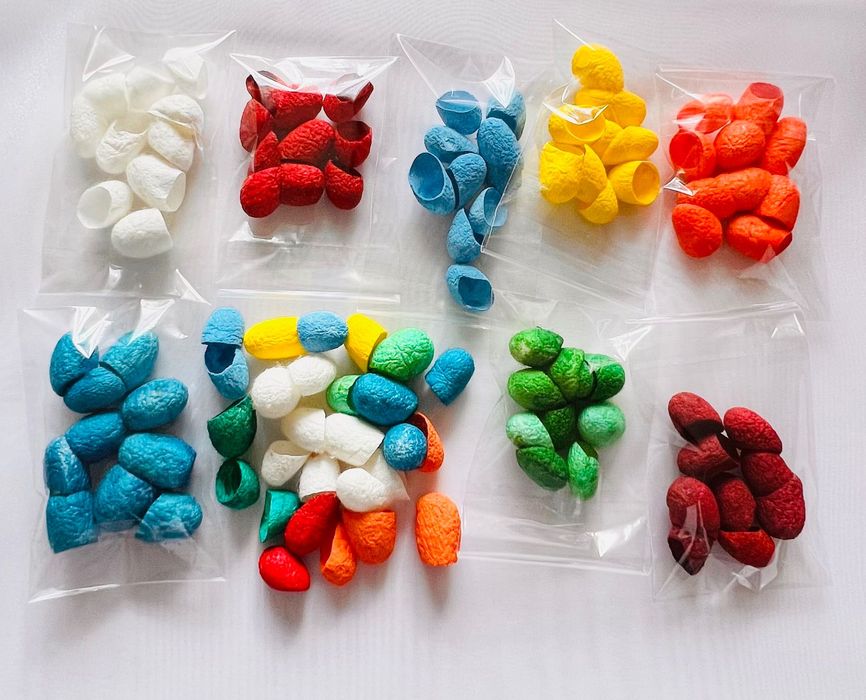 Оцветени копринени пашкули