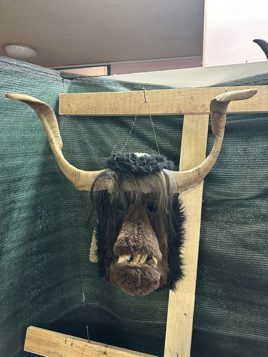 Кукерски маски от естествени материали