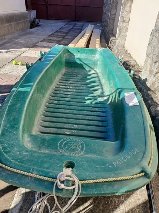 Vând barca din plastic palourde excelenta pt pescuit sau plimbări pe lac sau rau  dimensiuni 2/1 m ușoară  are și 2 roti  se  tractează ușor.