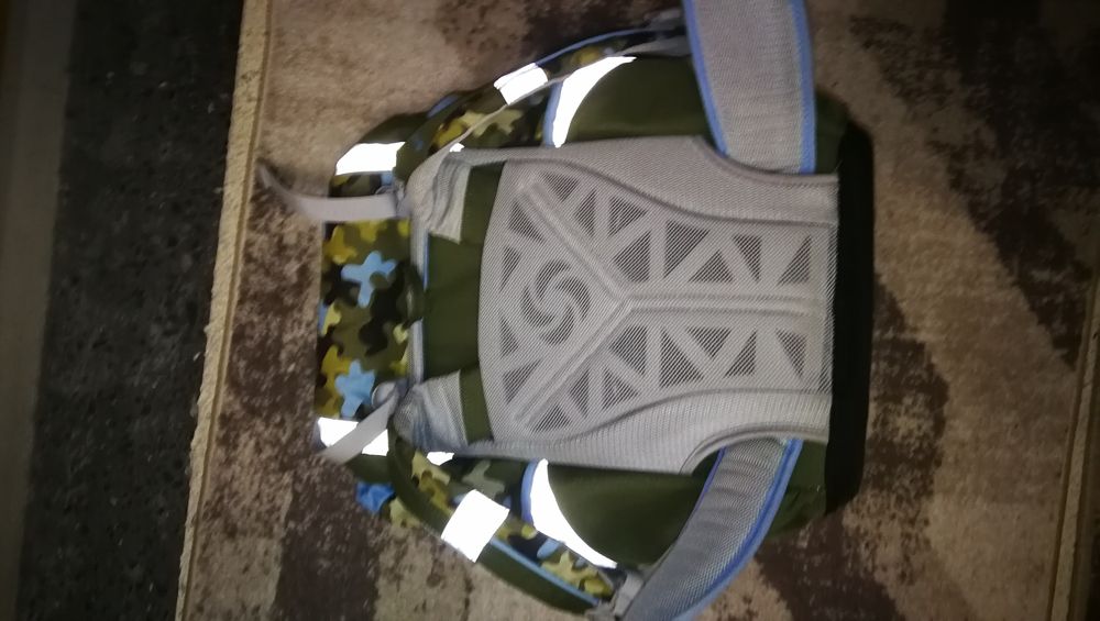 Продавам туристическа-ученическа раница с дъждобран