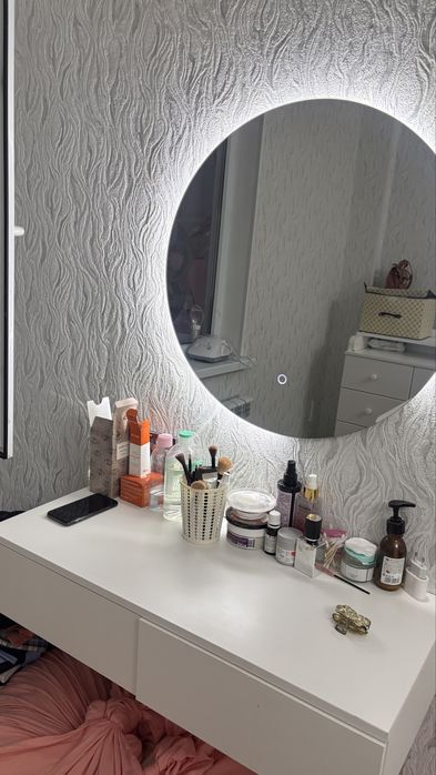 Продается тумба с зеркалом