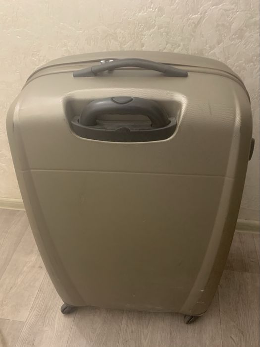 Продам чемодан на колесиках