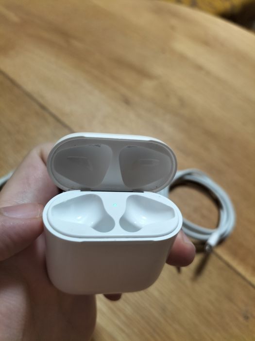 Carcasa Airpods 2 2019 cu doua cabluri de incarcare pentru diverse adaptoare