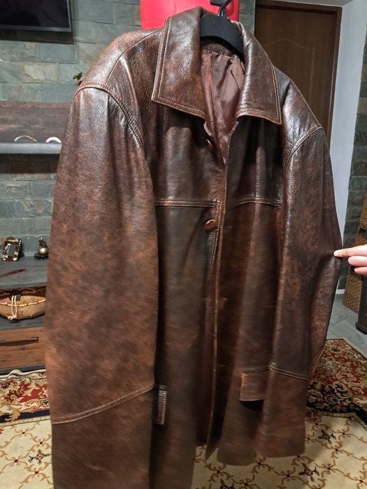 Vand geaca de piele noua