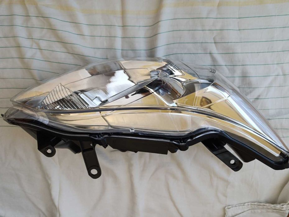 Преден десен фар TYC 20- 12529-05-2 за TOYOTA Corolla X Седан (E150)